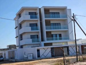 Vende-se Apartamento T3 rés do chão equipada e espaçosa em Mapulene