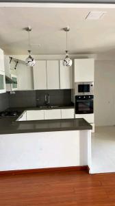 Vende-se espaçoso Apartamento T3 2 suítes cozinha equipada, condomínio com piscina (Allavila)
