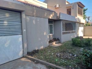 Arrenda-se Moradia T2 dentro de um condomínio de 2 casas no fomento sial aberta da estrada